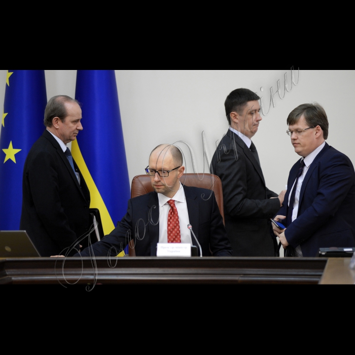 4 лютого 2015
Під головуванням Прем’єр-міністра України Арсенія Яценюка відбулось засідання уряду.
Перший заступник міністра оборони України Іван Руснак, Прем’єр-міністр України Арсеній Яценюк, віце-прем'єр-міністр -- міністр культури України В'ячеслав Кириленко, міністр соціальної політики України Павло Розенко.